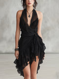 Vestido corto negro de encaje con escote halter y volantes