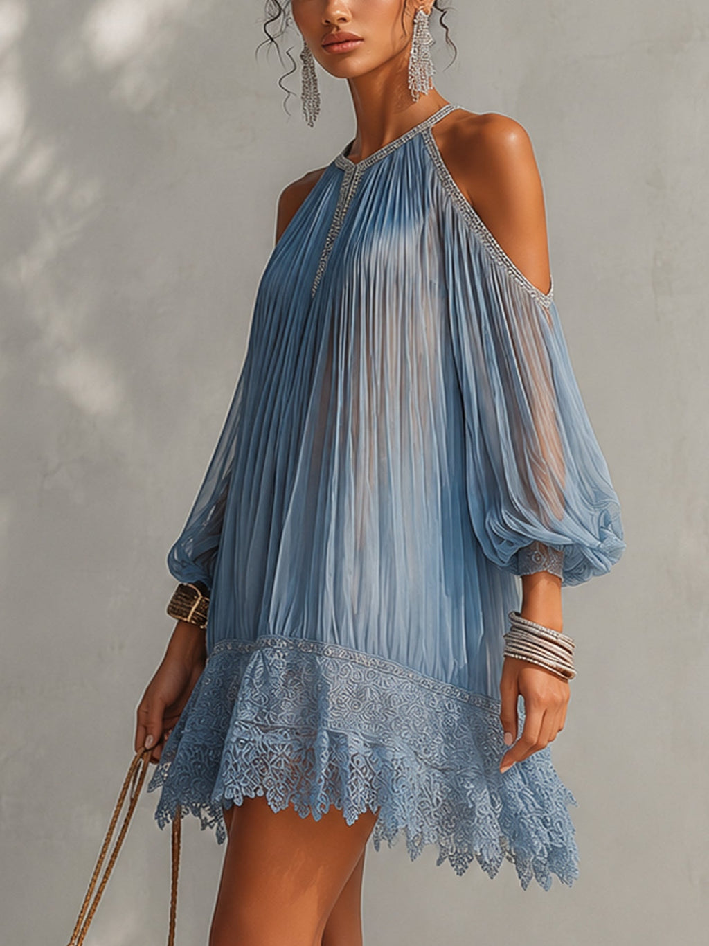 Vestido corto azul con hombros descubiertos, fruncido y dobladillo de encaje
