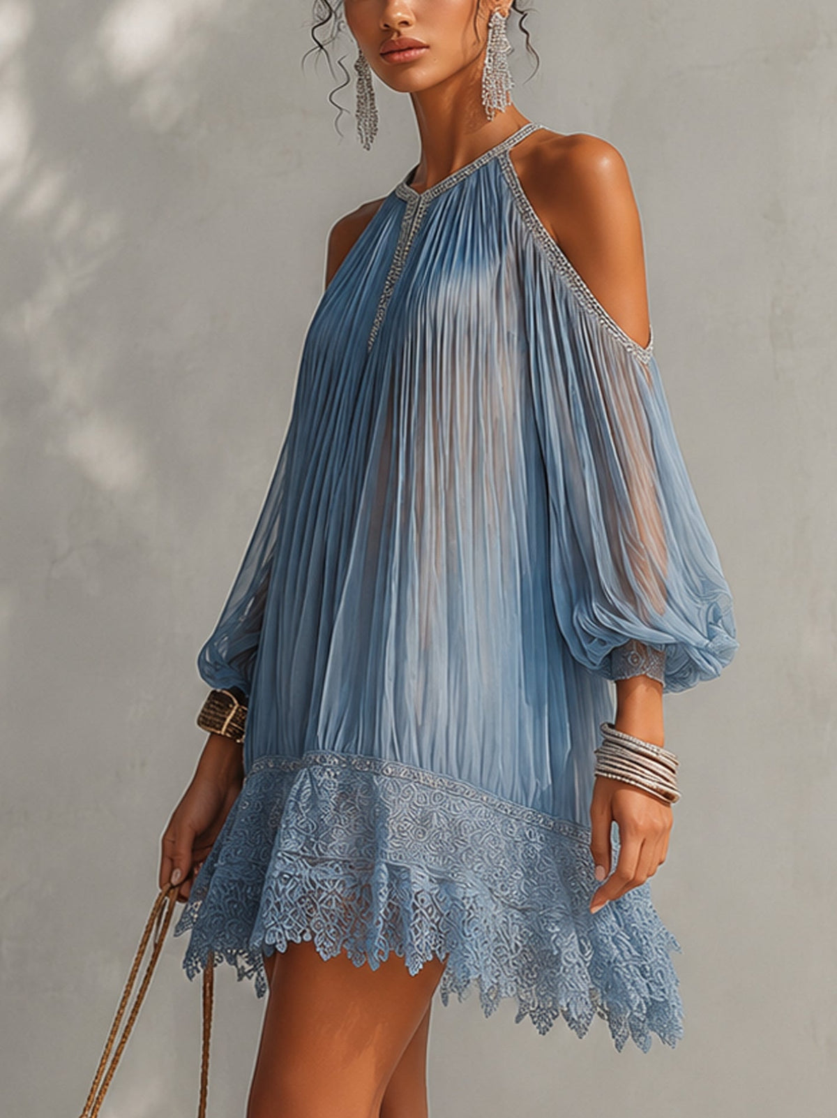 Vestido corto azul con hombros descubiertos, fruncido y dobladillo de encaje