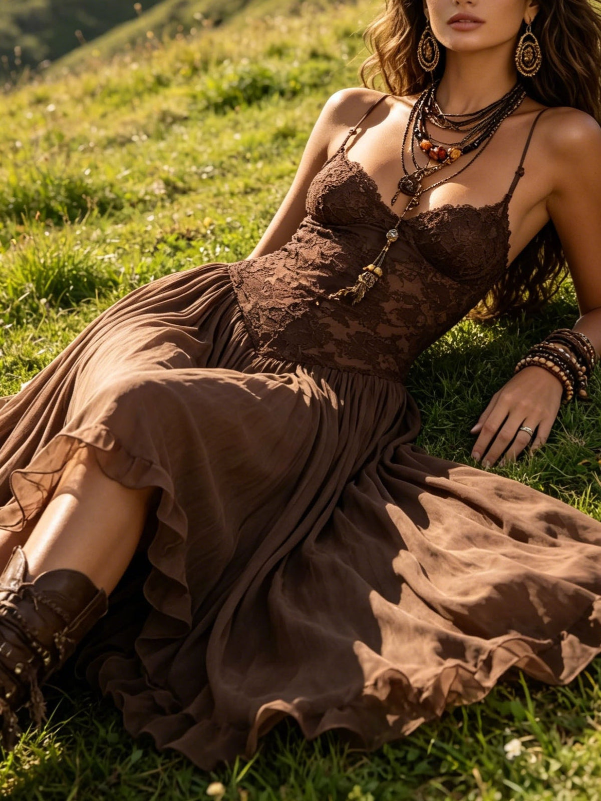 Abito lungo in chiffon con inserti in pizzo, marrone scuro