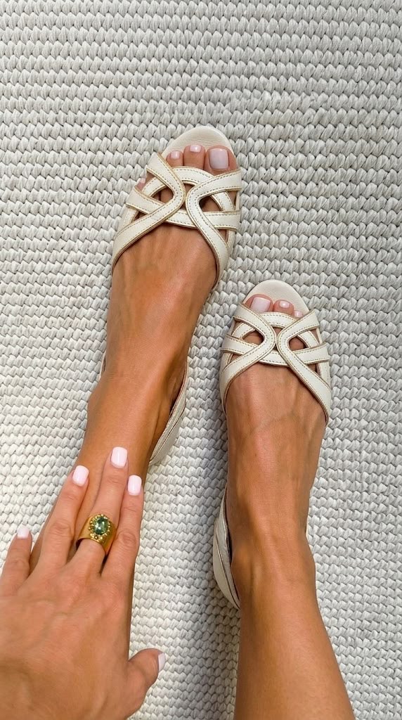 Eleni – Sandalias trenzadas color crema, elegantes