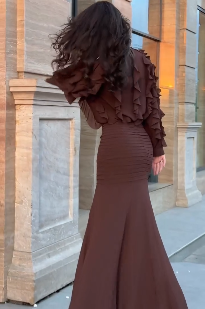 Conjunto de dos piezas: blusa marrón de manga larga con volantes y falda maxi sirena de punto canalé