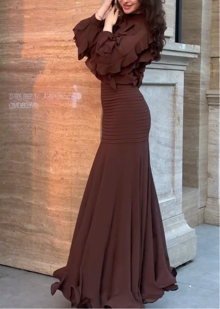 Conjunto de dos piezas: blusa marrón de manga larga con volantes y falda maxi sirena de punto canalé