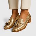 SYRELLE | MOCASINES DORADOS CON BORLAS