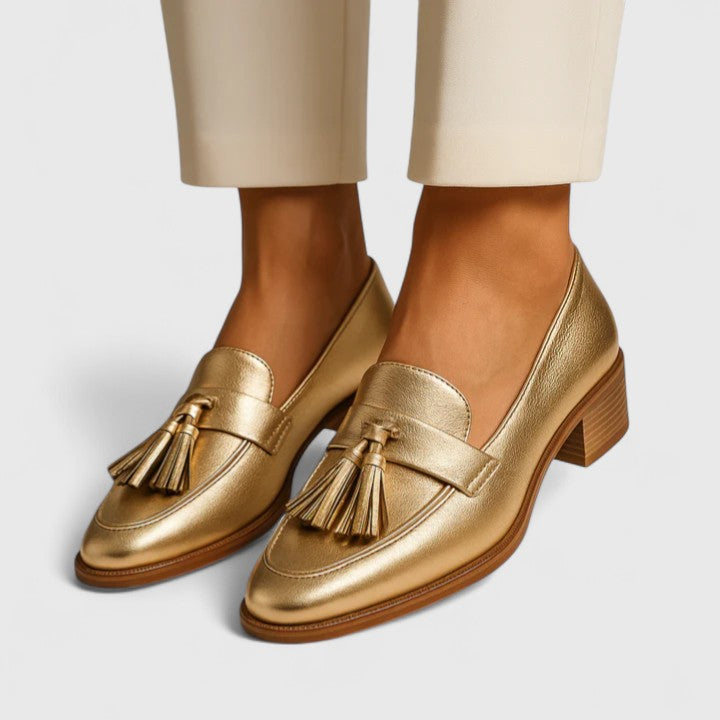 SYRELLE | MOCASINES DORADOS CON BORLAS