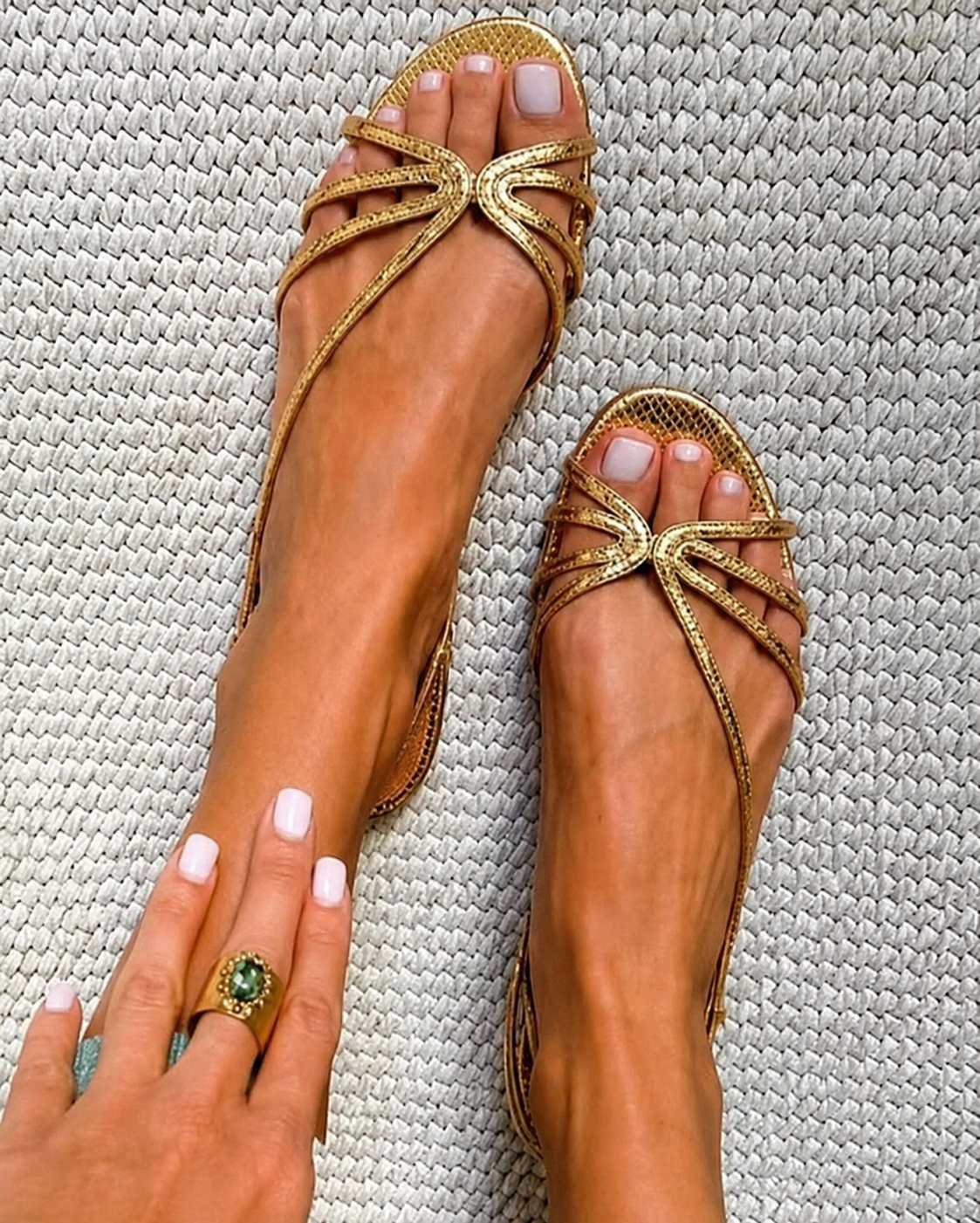 Emilia – Sandalias Doradas de Verano