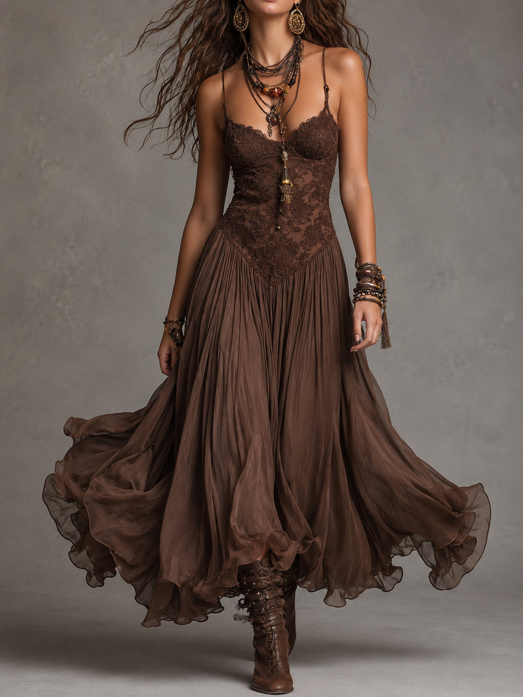 Abito lungo in chiffon con inserti in pizzo, marrone scuro