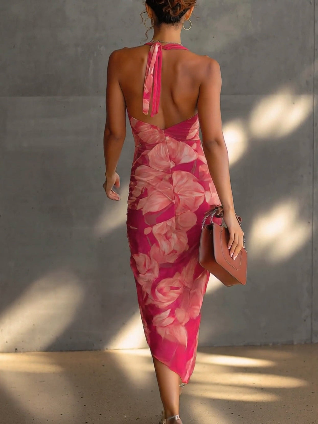 Vestido ceñido fucsia con estampado floral, sin mangas, con frunces y abertura lateral