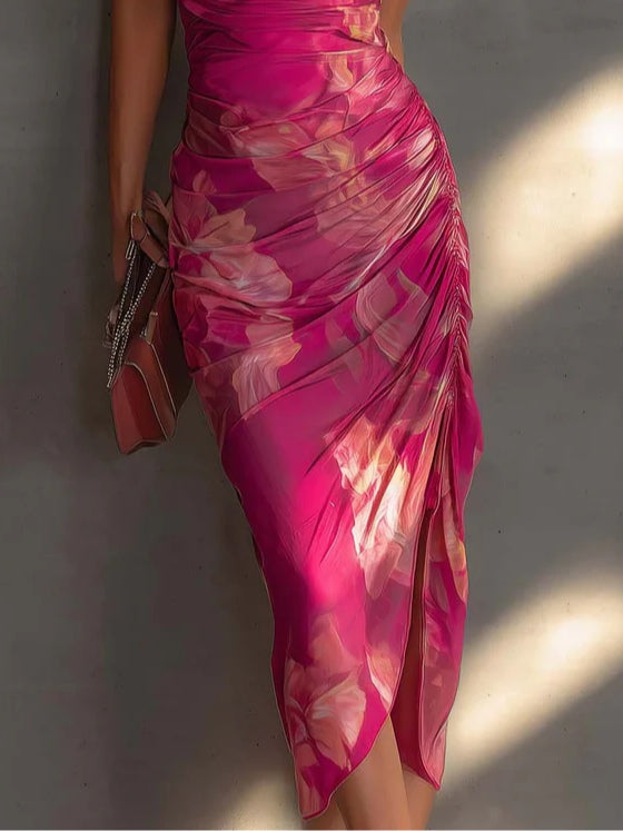 Vestido ceñido fucsia con estampado floral, sin mangas, con frunces y abertura lateral