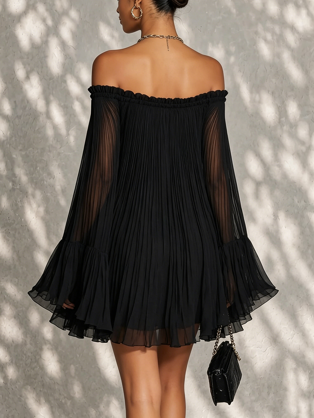 Vestido corto negro de hombros descubiertos con mangas campana y volantes