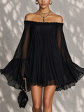 Vestido corto negro de hombros descubiertos con mangas campana y volantes