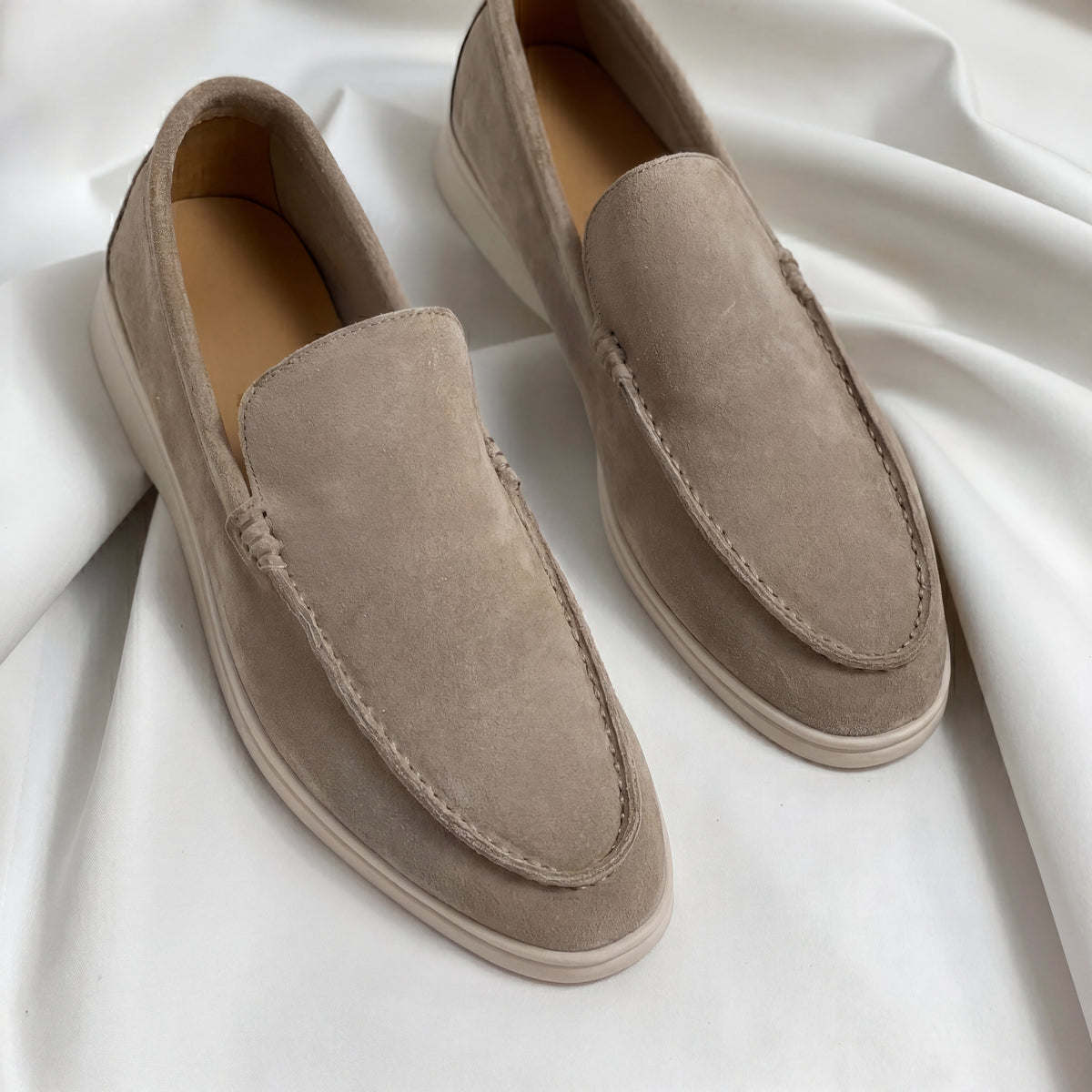 Elegantes mocasines de ante